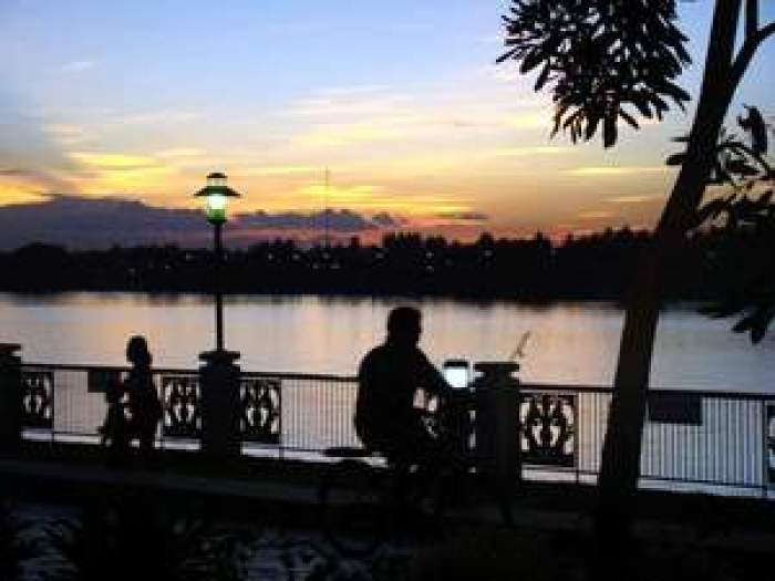 Abendstimmung am Mekong: Auf der schick gestalteten Mekong-Promenade lässt sich wunderbar spazierengehen oder Fahrrad fahren. In den zahlreichen kleinen Restaurants und Bars lässt sich der atemberaubende Blick auf die „Mutter aller Flüsse“ genießen. Fotos