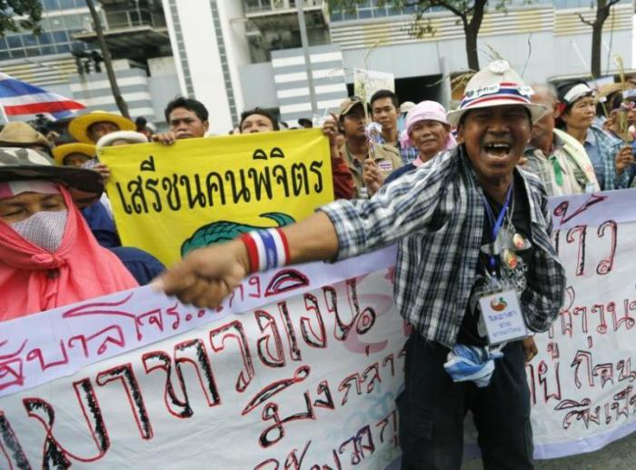 Angst vor Geldklemme: Kunden heben 30 Milliarden Baht ab