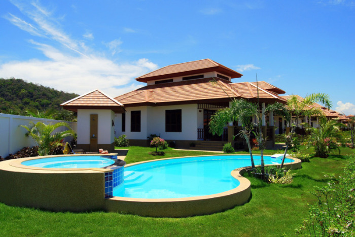 In attraktiver Lage zu den Stränden und Golfplätzen der Region gilt eine Poolvilla im Manora Village als begehrte Geldanlage.