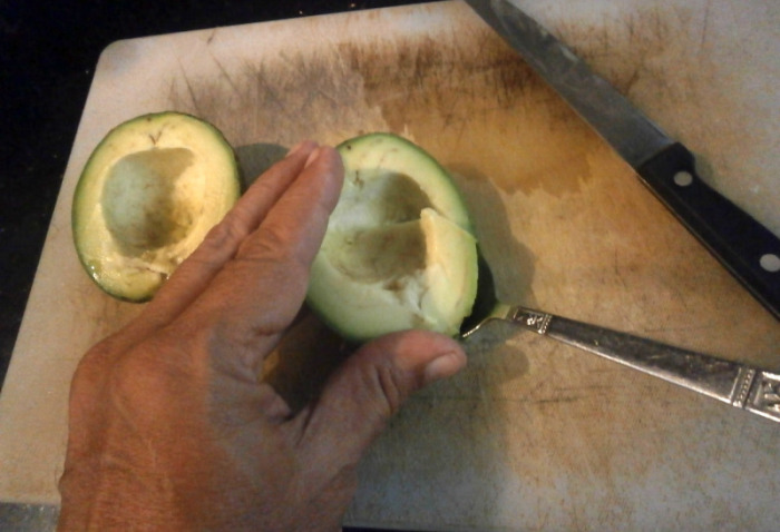 Die unreifen Avocados in Zeitungspapier packen, nach zwei, drei Tagen das Fruchtfleisch mit einem Löffel auslösen...  Fotos: hf