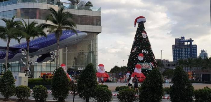 Das Terminal 21 Pattaya sorgt mit einem riesigen Christbaum für Weihnachtsstimmung in den Tropen. Foto: Rüegsegger
