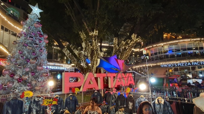Mit Christbaum und bunten Lichterketten festlich dekoriert präsentiert sich der Nachtmarkt vor der Avenue Mall. Foto: Jahner