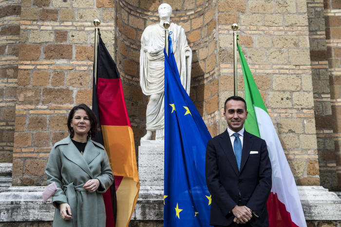 Der italienische Außenminister Luigi Di Maio (R) trifft die deutsche Außenministerin Annalena Baerbock in der Villa Madama in Rom. Foto: epa/Angelo Carconi