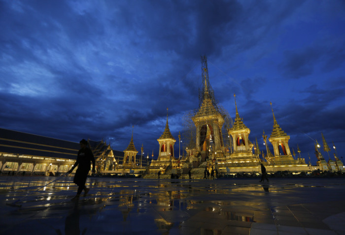 Das Königliche Krematorium am Sanam-Luang-Platz. Foto: epa/Narong Sangnak