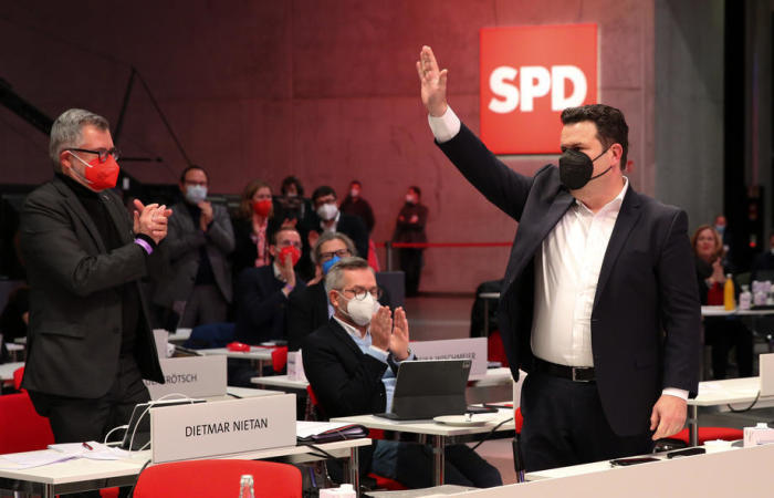 Der deutsche Bundesarbeitsminister Hubertus Heil (R) nimmt an einem Parteitag der deutschen Sozialdemokraten (SPD) in Berlin teil. Foto: epa/Adam Berry