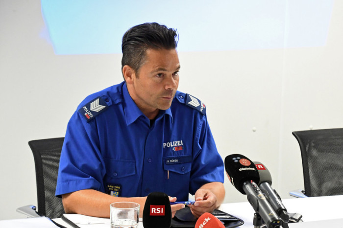  Roman Rüegg, Pressesprecher der Kantonspolizei Graubünden, informiert über den Absturz eines Kleinflugzeuges bei Pontresina. Foto: epa/Uwe Beierer