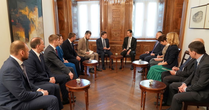  Ein Foto der offiziellen syrisch-arabischen Nachrichtenagentur (SANA) zeigt den syrischen Präsidenten Bashar Assad (M-R) beim Treffen mit einer russischen Delegation. Foto: epa/Sana Handout
