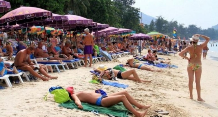 Touristen am Patong Beach in Vor-Corona-Zeiten. Foto: The Nation