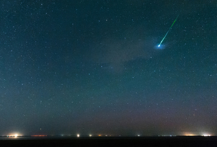 Der Sternenhimmel über Pilsum in Ostfriesland. Foto: Matthias Balk/Dpa