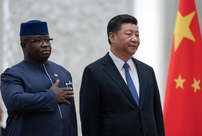 Chinas Präsident Xi Jinping (r.) und Sierra Leones Präsident Julius Maada Bio (l.). Foto: epa/Roman Pilipey