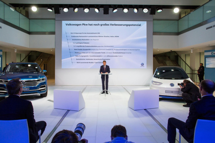Volkswagen Markenmanager Herbert Diess spricht während der Pressekonferenz Transform 2025+ in Wolfsburg. Foto: epa/Philipp Von Ditfurth