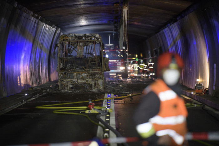 Auch am Samstag blieb der San-Bernardino-Tunnel gesperrt. Foto: epa/Gian Ehrenzeller