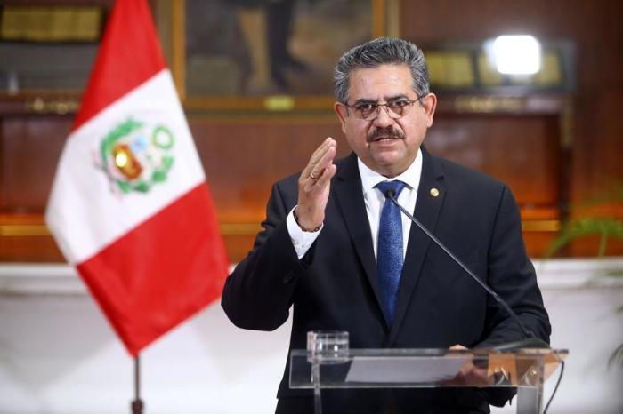 Das Präsidium von Peru, das den Interimspräsidenten Manuel Merino zeigt, während er seinen Rücktritt von seinem Amt bekannt gibt. Foto: epa/Presidentschaft Von Peru Handout