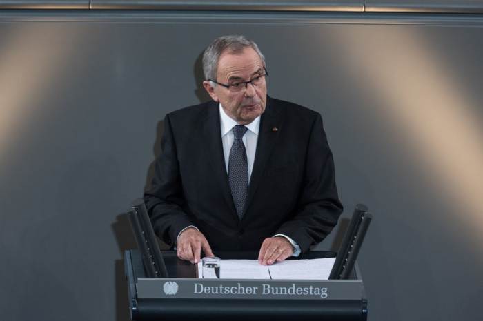 Der Präsident des Volksbundes Deutsche Kriegsgräberfürsorge Wolfgang Schneiderhan hält eine Rede während einer Gedenkveranstaltung im Deutschen Bundestag. Foto: epa/Markus Heine
