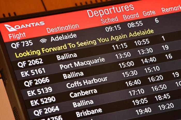 Ein Bildschirm zeigt die Abflugdaten des ersten Qantas-Fluges zwischen Sydney und Adelaide seit COVID-19. Foto: epa/Dean Lewins