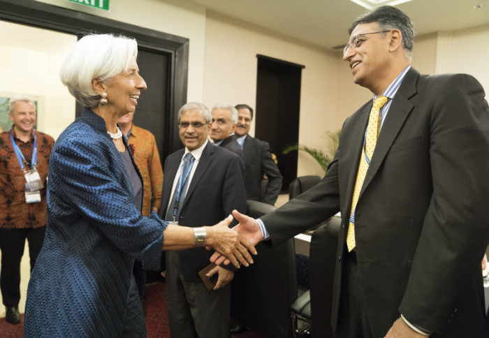 Christine Lagarde (l.), die Direktorin des Internationalen Währungsfonds, begrüßt den pakistanischen Finanzminister Asad Umar (r.). Foto: epa/Stephen Jaffe