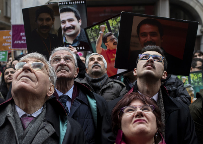 Die türkischen Anwälte schreien Parolen, während sie Bilder von türkischen Anwälten halten, die in Istanbul inhaftiert oder getötet wurden. Foto: epa/Sedat Suna