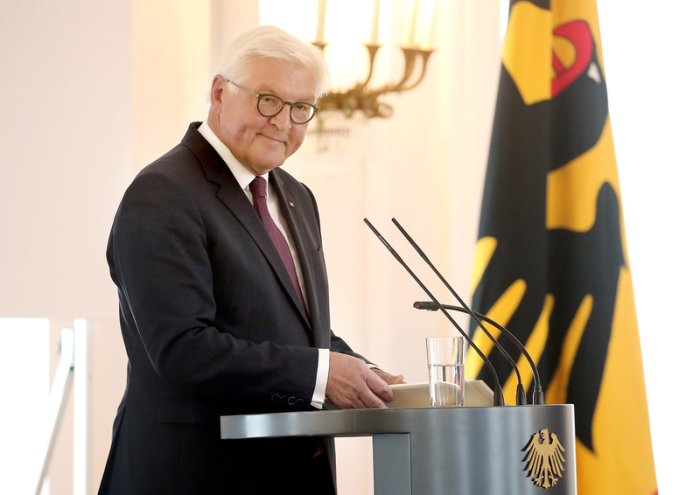 Bundespräsident Frank-Walter Steinmeier nimmt zum Auftakt der Gesprächsreihe 