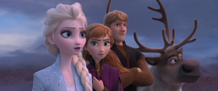 Königin Elsa (v.l.n.r.), Anna, Kristoff und Rentier Sven in einer Szene des Films 