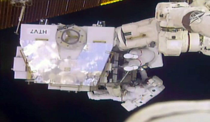 Dieser Screenshot aus einem Livestream der Nasa zeigt die Astronauten Anne McClain und Nick Hague bei einem Weltraumspaziergang zum Austausch alternder Batterien auf der Internationalen Raumstation (ISS). Foto: Nasa/Dpa