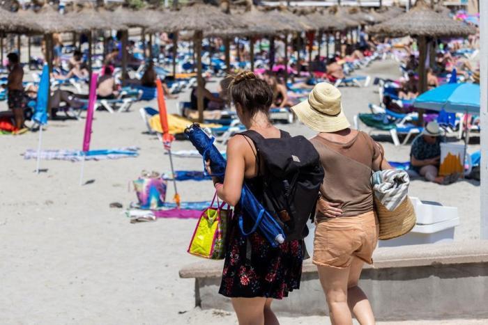 Die Touristen genießen das sonnige und warme Wetter am Strand von Peguera in Calvia, Mallorca. Foto: epa/Cati Cladera