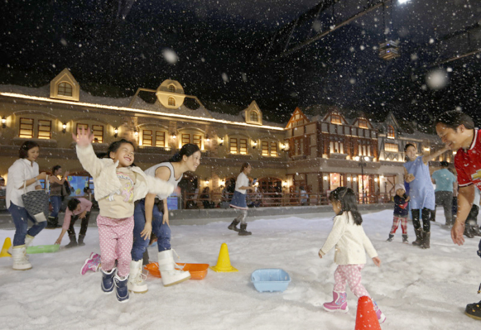 Während sich die Kleinen im Schnee amüsieren, können die Eltern in einem der vielen Restaurants und Cafés (im Hintergrund des Bildes) entspannen. Fotos: Rungroj Yongrit