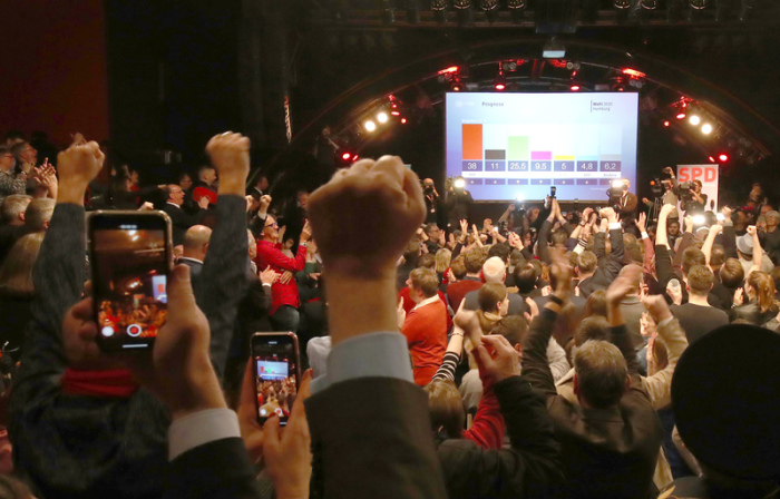 Anhänger der SPD jubeln nach der ersten Prognose auf der Wahlparty ihrer Partei. Rund 1,32 Millionen Menschen waren aufgerufen, eine neue Bürgerschaft zu wählen. Foto: Christian Charisius/Dpa