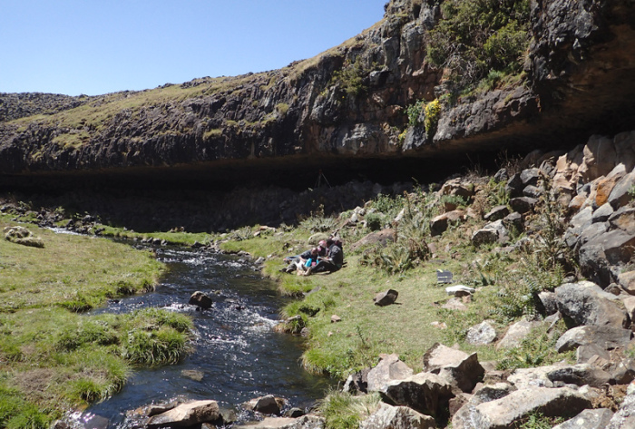 Ein Felsüberhang im Bale-Gebirge, unter dem eine Art Basiscamp von Steinzeitmenschen entdeckt wurde. Menschen haben in Äthiopien schon wesentlich früher als gedacht unwirtliche Bergregionen besiedelt.  Foto: Götz Ossendorf/-/dpa