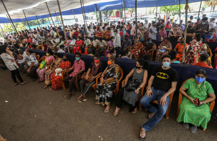Leute warten vor einem Impfzentrum in Mumbai. Foto: epa/Divyakant Solanki