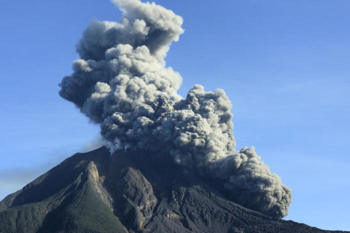 Der Berg Sinabung spuckt während eines Ausbruchs vulkanische Asche in die Luft, wie von Karo in Nordsumatra aus gesehen. Foto: epa/Edy Regar