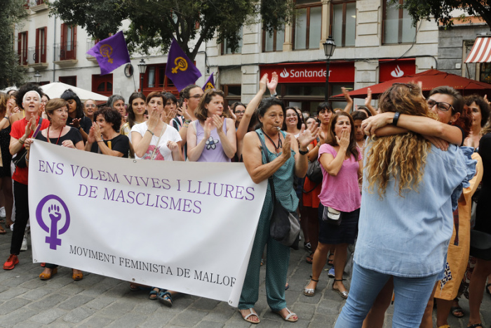 Teilnehmerinnen einer Demonstration gegen sexuelle Gewalt halten ein Plakat mit der Aufschrift «Wir wollen ein Leben frei von Sexisten». Foto: Clara Margais/Dpa 