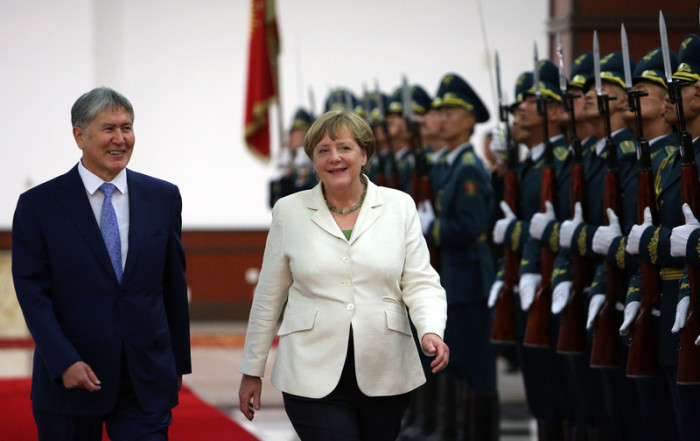  Kirgisistans Präsident Almasbek Atambajew (l.) empfängt Bundeskanzlerin Angela Merkel (r.). Foto: epa/Igor Kovalenko