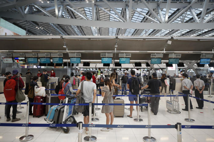 Touristen im Terminal des internationalen Flughafens Suvarnabhumi in Bangkok. Foto: epa/Diego Azubel