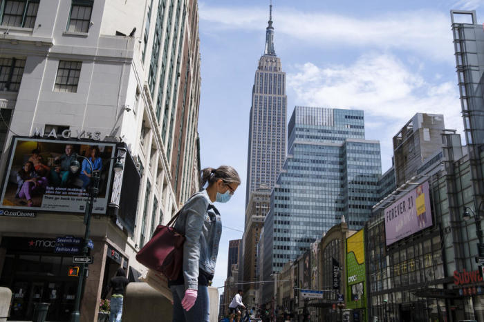 In New York geht eine Frau durch einen ruhigen Block im Stadtzentrum. Foto: epa/Justin Lane
