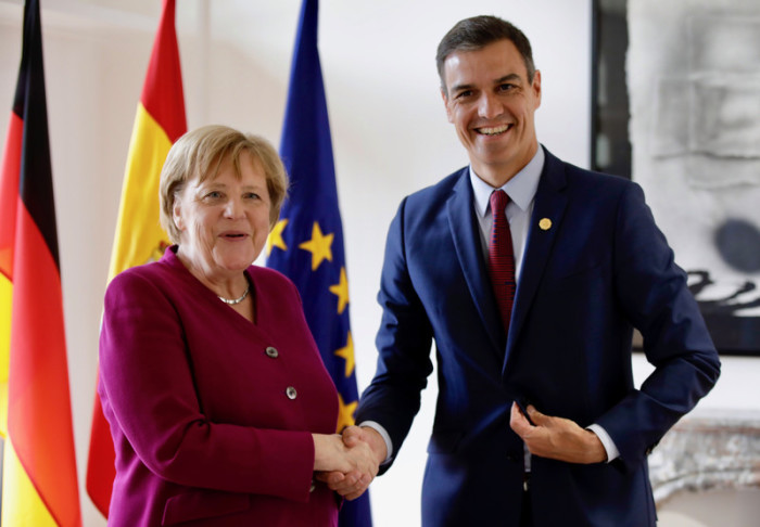 Die deutsche Bundeskanzlerin Angela Merkel (L) und der spanische Ministerpräsident Pedro Sanchez. Archivfoto: epa/Olivier Matthys