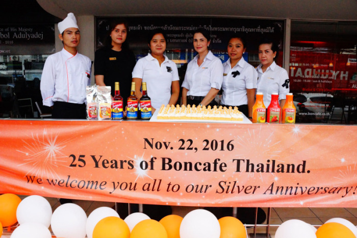 Khun Mam (3. v. r.) lud die Gäste der Pattaya-Filiale am 22. November ein, das 25. Jubiläum von Boncafé Thailand mit einem Stück Geburtstagskuchen zu feiern. Foto: Jahner