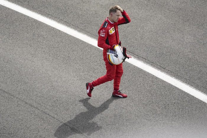 Der deutsche Formel-1-Pilot Sebastian Vettel von der Scuderia Ferrari reagiert nach dem Formel-1-Grand-Prix von Großbritannien 2020 auf der Rennstrecke von Silverstone. Foto: epa/Will Oliver