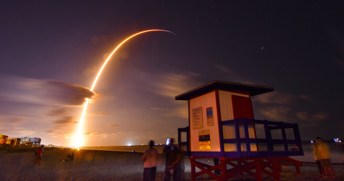 Eine Falcon 9 SpaceX-Rakete mit einer Nutzlast von 60 Satelliten für das Starlink-Breitbandnetz von SpaceX startet vom Luftwaffenstützpunkt Cape Canaveral. Foto: Malcolm Denemark/Florida Today/AP/dpa
