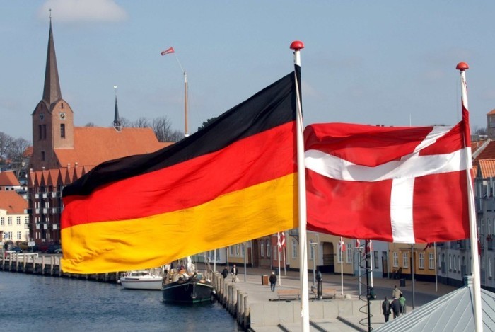 Die dänische (R) und die deutsche Flagge wehen über dem Hafen von Sonderburg. Foto: epa/Maurizio Gambarini
