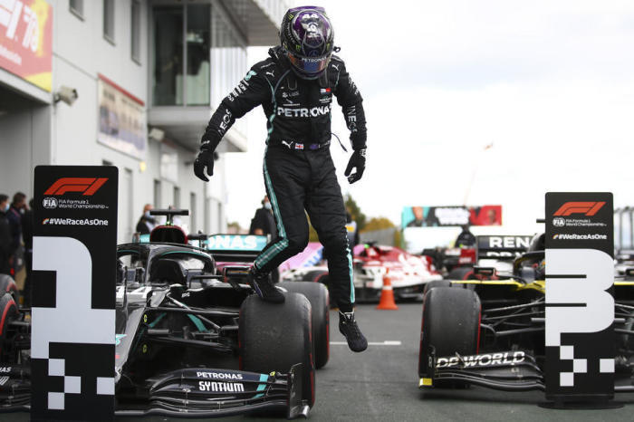 Der englische Formel-1-Pilot Lewis Hamilton von Mercedes-AMG Petronas reagiert nach seinem Sieg. Foto: epa/Bryn Lennon