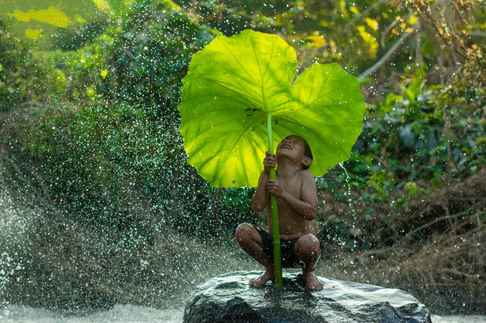 Von den Einheimischen wird ein kräftiger Monsunschauer oft als eine willkommene Abkühlung geschätzt. Foto: visoot/Adobe Stock