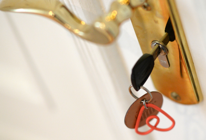 Ein Schlüssel steckt im Schloss einer Airbnb-Ferienwohnung. Foto: Jens Kalaene/Dpa-zentralbild/dpa