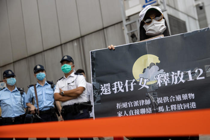 Die Familienangehörigen von 12 Hongkongern, die in Shenzhen inhaftiert sind, richten eine Petition an das chinesische Verbindungsbüro. Foto: epa/Jerome Favre