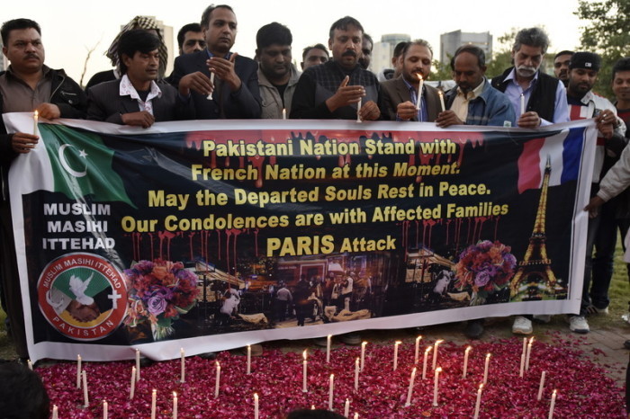Mitglieder der pakistanischen christlichen Minderheit zünden in Islamabad Kerzen für die Opfer der Anschläge vom 13. November in Paris an. Foto: epa/T Mughal