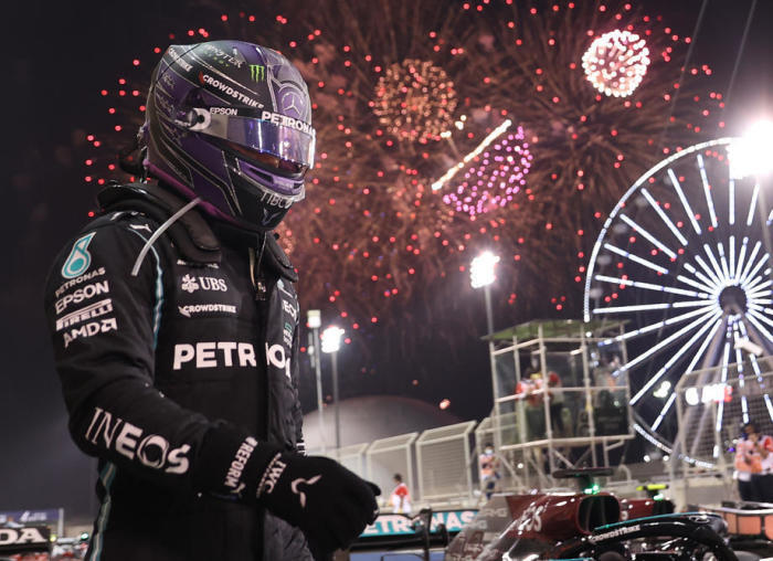 Britischer Formel-1-Pilot Lewis Hamilton von Mercedes-AMG Petronas reagiert nach seinem Sieg beim Formel-1-Grand-Prix von Bahrain 2021. Foto: epa/Lars Baron