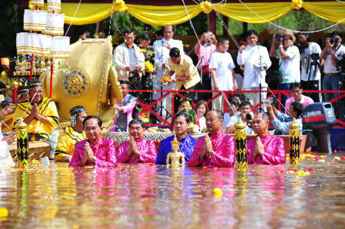 Behutsam wird die Buddhafigur Phra Maha Thammaracha mehrmals in das Flusswasser getaucht, der Höhepunkt des Um-Phra-Dam-Nam-Festivals in der Provinz Phetchabun. Fotos: Tourism Authority of Thailand