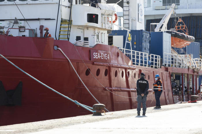 Italienische Polizeiabeamte halten Wache, während das Sea Eye-Schiff in Pozzallo in der Nähe von Ragusa auf der Insel Sizilien anlegt. Foto: epa/Francesco Ruta