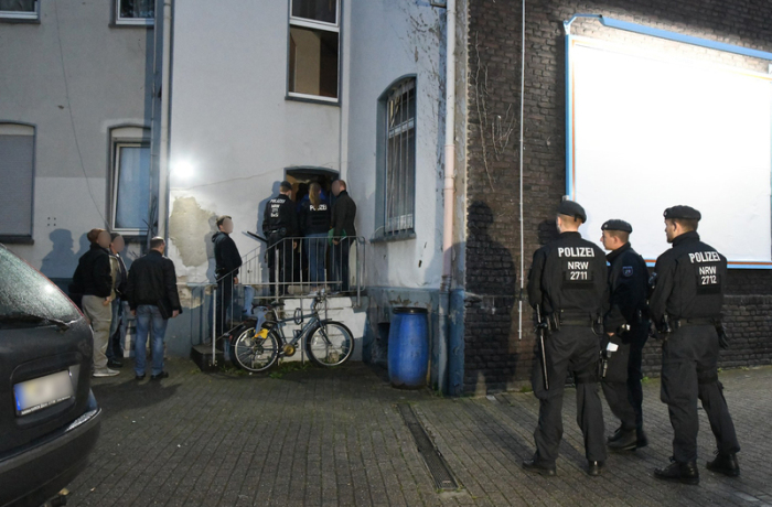 Polizeibeamte sind auf dem Weg zu einer Hausdurchsuchung. Mit einem Großaufgebot geht die Polizei in Nordrhein-Westfalen seit den frühen Morgenstunden gegen Kriminelle vor. Foto: Stephan Witte/Kdf-tv & Picture 2019/dpa