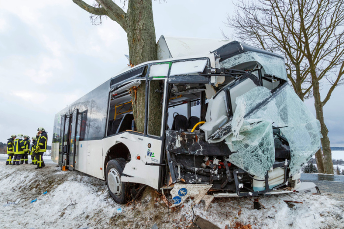 Ein Linienbus steht am 17.01.2018 nach einem Unfall neben einer Landstraße zwischen Zwönitz und Grünhain (Sachsen). Foto: dpa/Uhlig Jens
