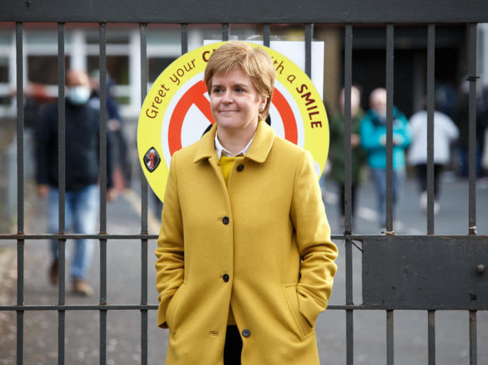 Die SNP-Vorsitzende Nicola Sturgeon ist in Glasgow unterwegs und trifft sich mit Wählern in der St Francis Primary School in den Gorbals. Foto: epa/Robert Perry